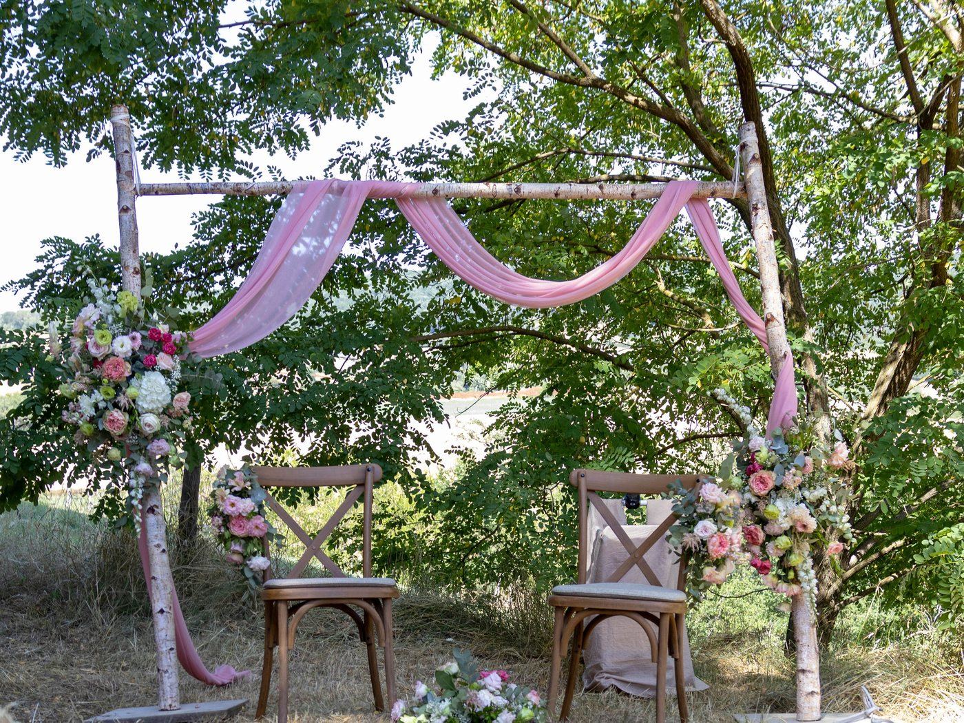 Arche fleurie pour une cérémonie de mariage