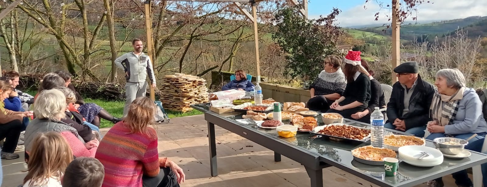 Atelier animé face à un groupe à l'Oasis de Chamousset