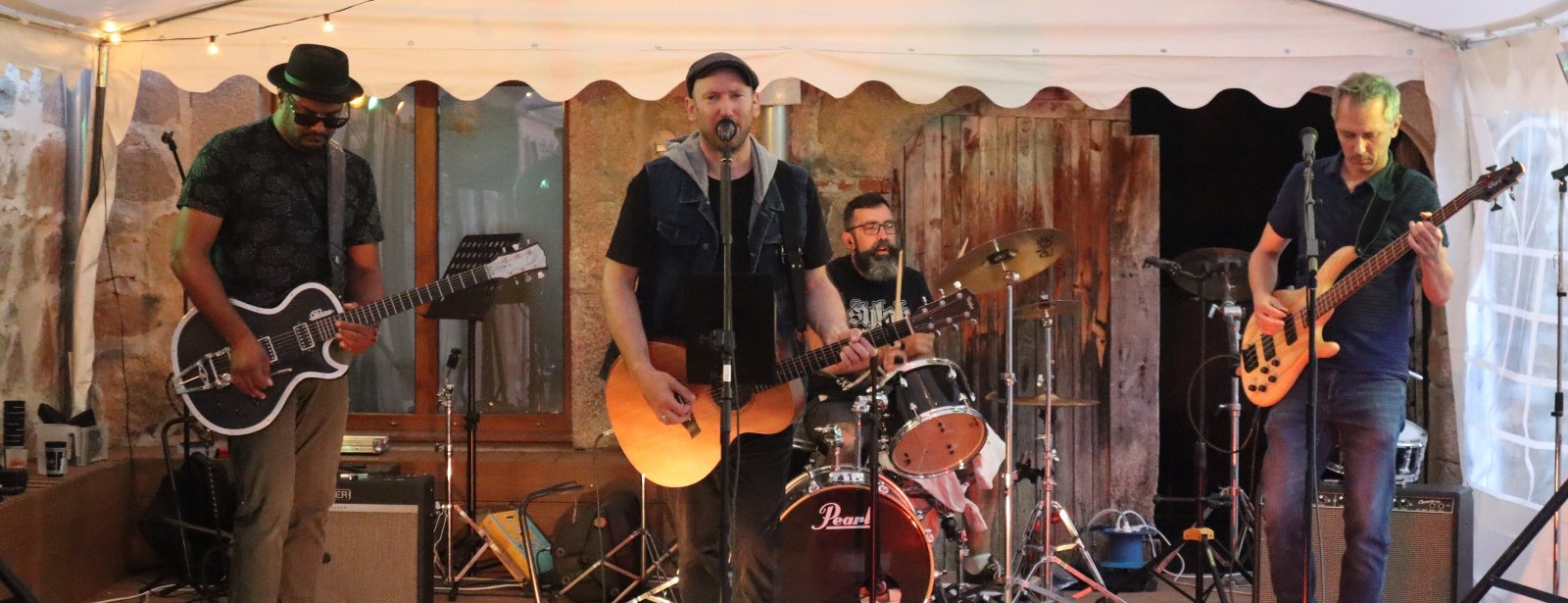 Groupe de musique en concert à l'Oasis de Chamousset