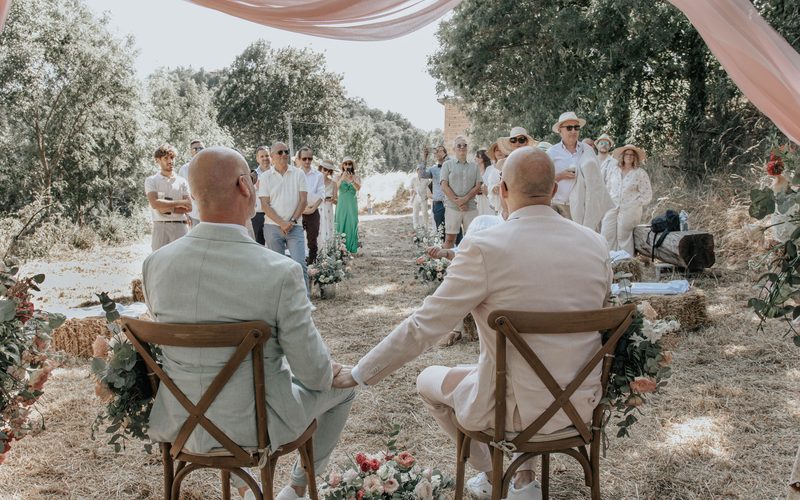 Cérémonie de mariage en extérieur sous les arbres