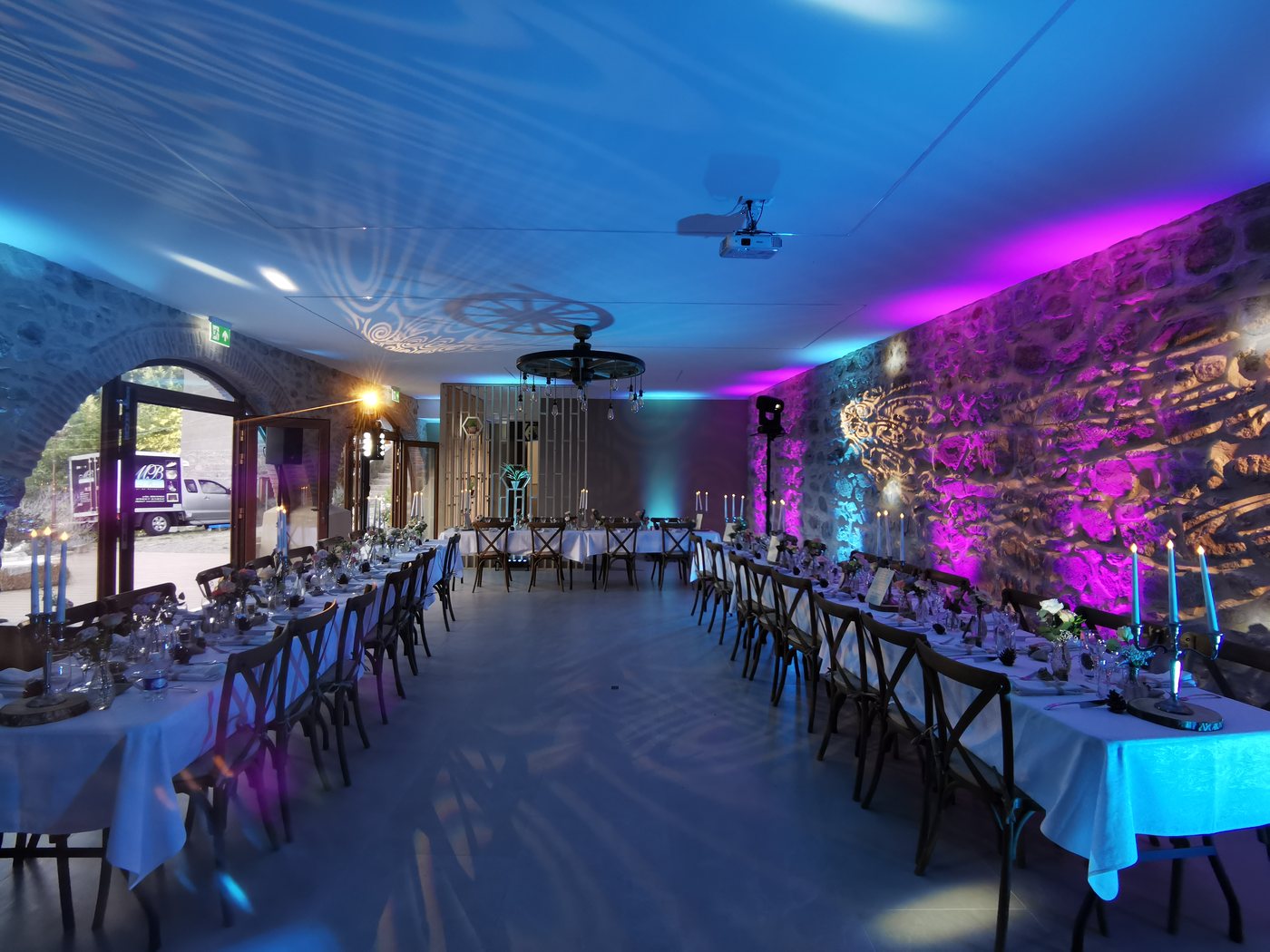 Salle de réception aux lumières colorées