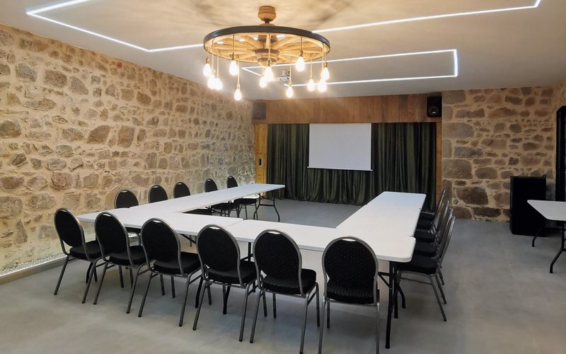 Salle de séminaire en pierre à l'Oasis
