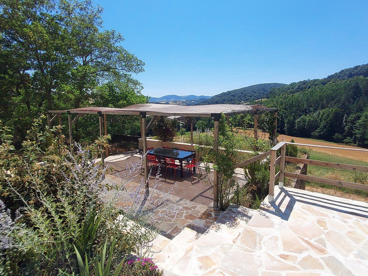 Terrasse pergola avec vue sur les Monts du Lyonnais