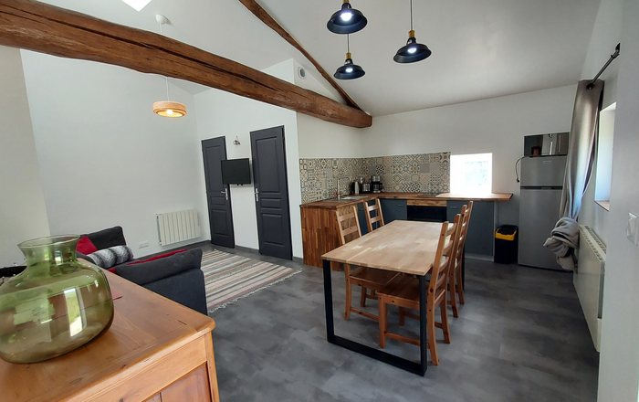 Gîte le Grenier : salon et cuisine ouverte