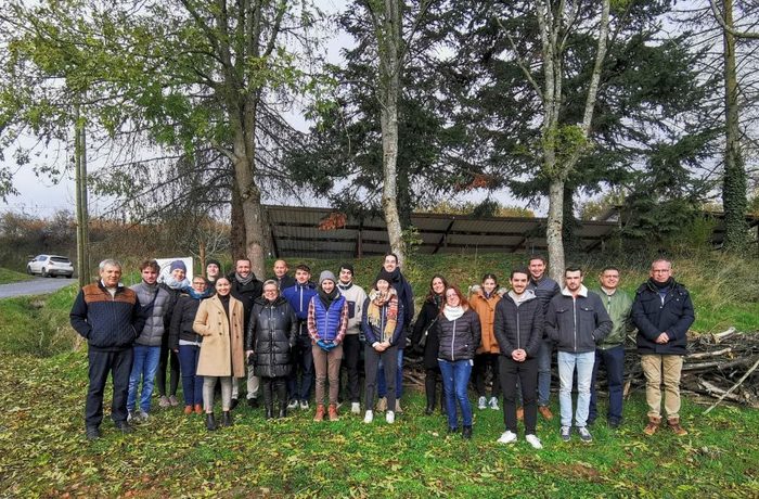Groupe en séminaire à l'extérieur